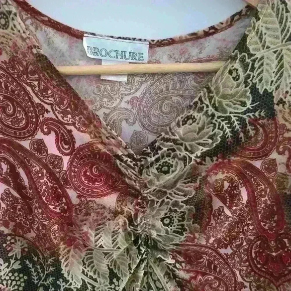 🌴2/$25🌴BROCHURE |  Women's Red/Tan/Black Floral 3/4 Length Sleeve Ruched Top - Picture 2 of 3